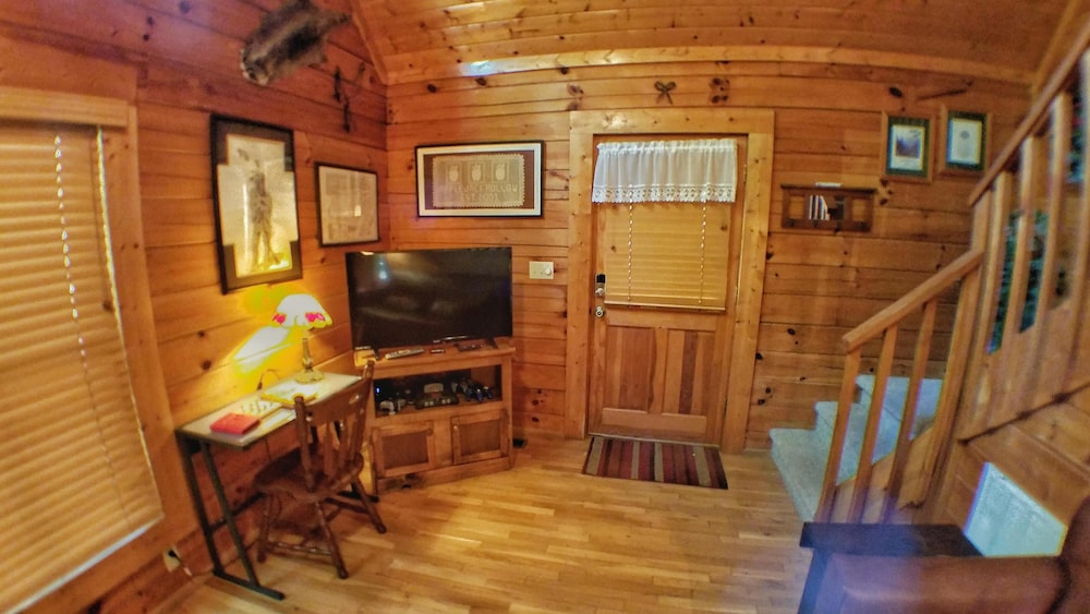 Applejack Hollow Cabin