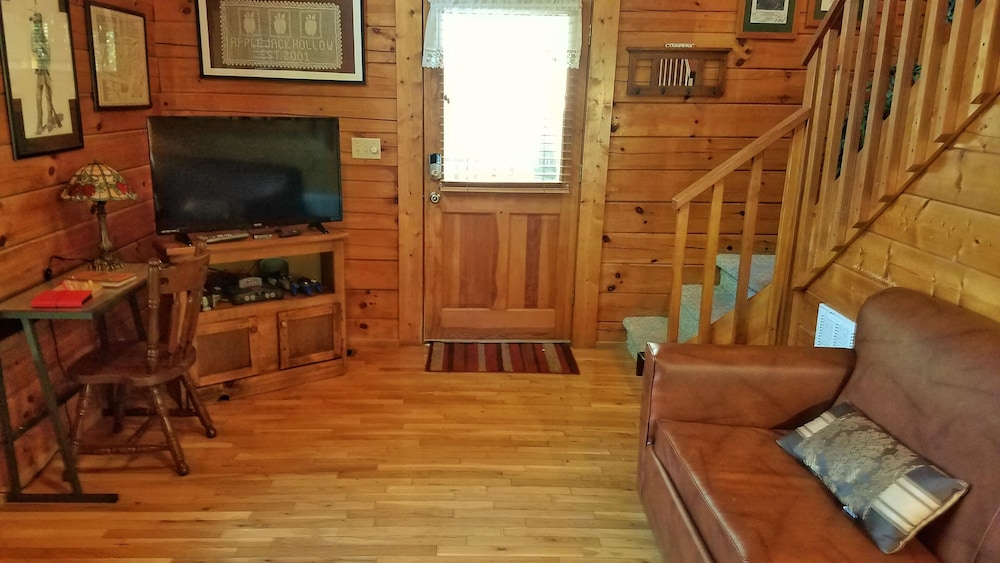 Applejack Hollow Cabin