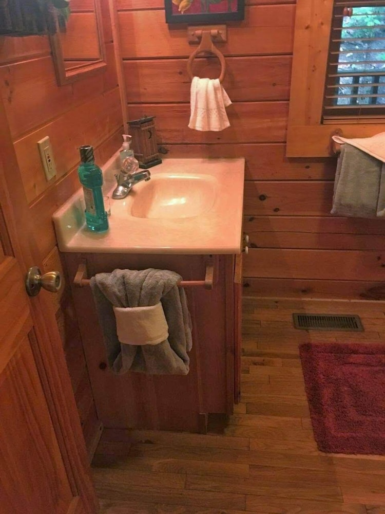 Applejack Hollow Cabin