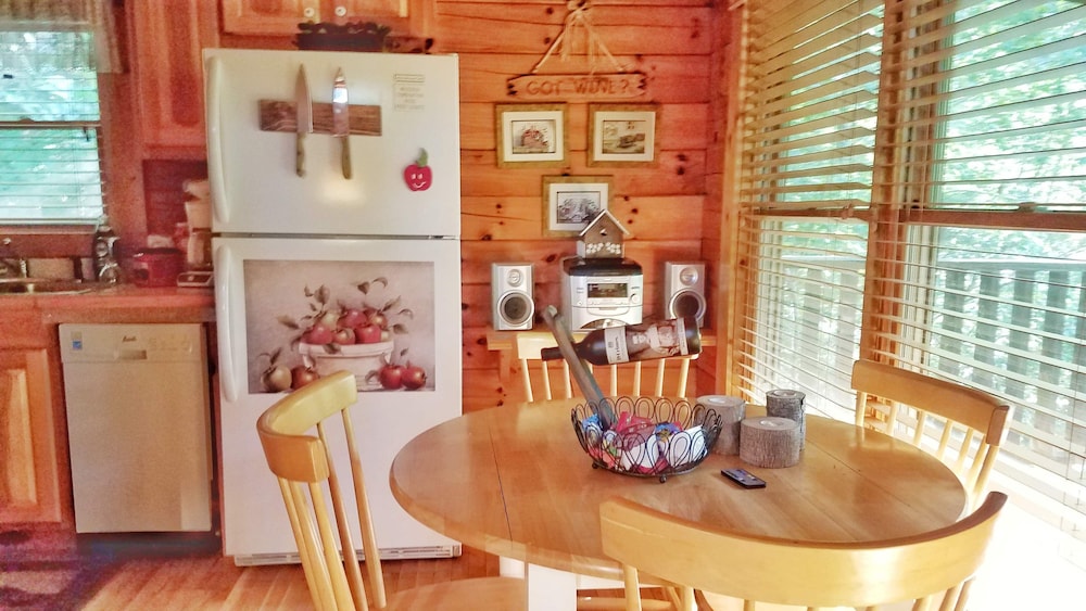 Applejack Hollow Cabin