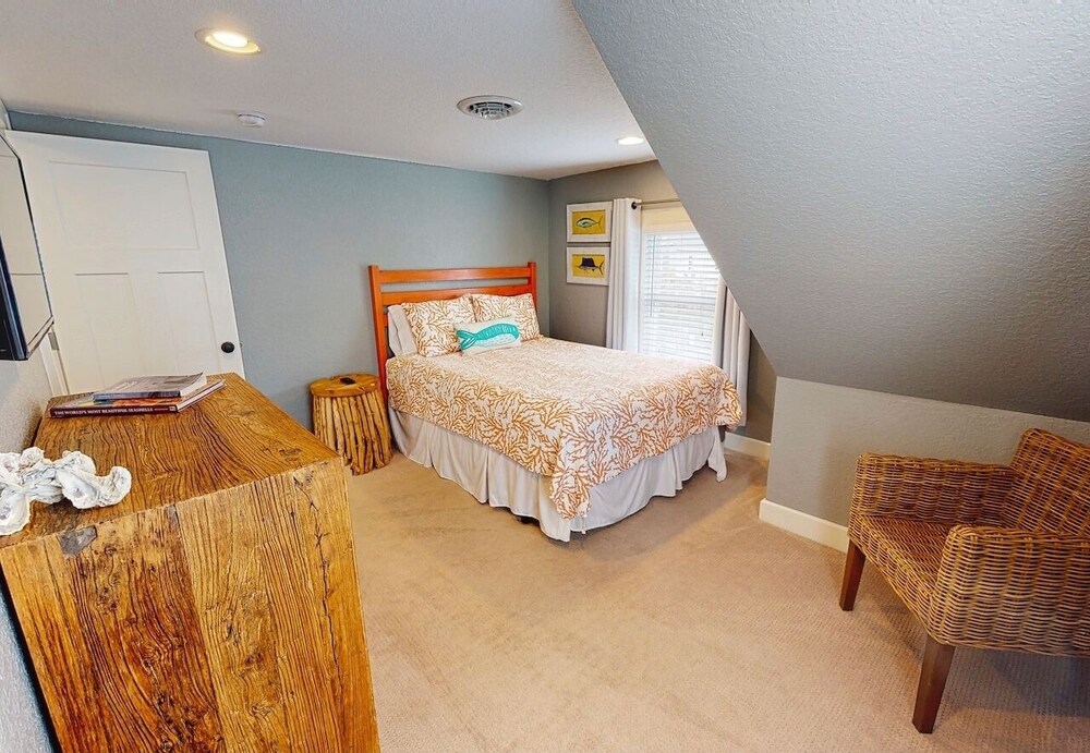 Wonderfully Updated and Renovated in the Historic District. 23 Night