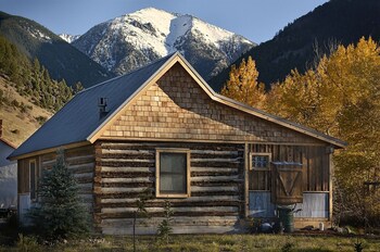 Cozy Rustic Cabins Near Chico Hot Springs Only 35 Mins To