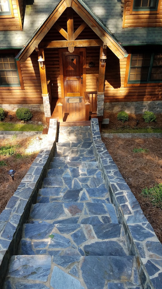 Zen Lake Front Cabin Retreat on Lake Keowee Canoe/Paddleboard/Kayak/Boating!