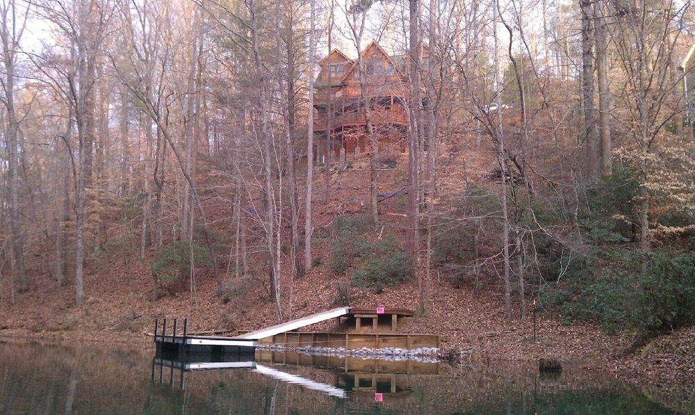 Zen Lake Front Cabin Retreat on Lake Keowee Canoe/Paddleboard/Kayak/Boating!