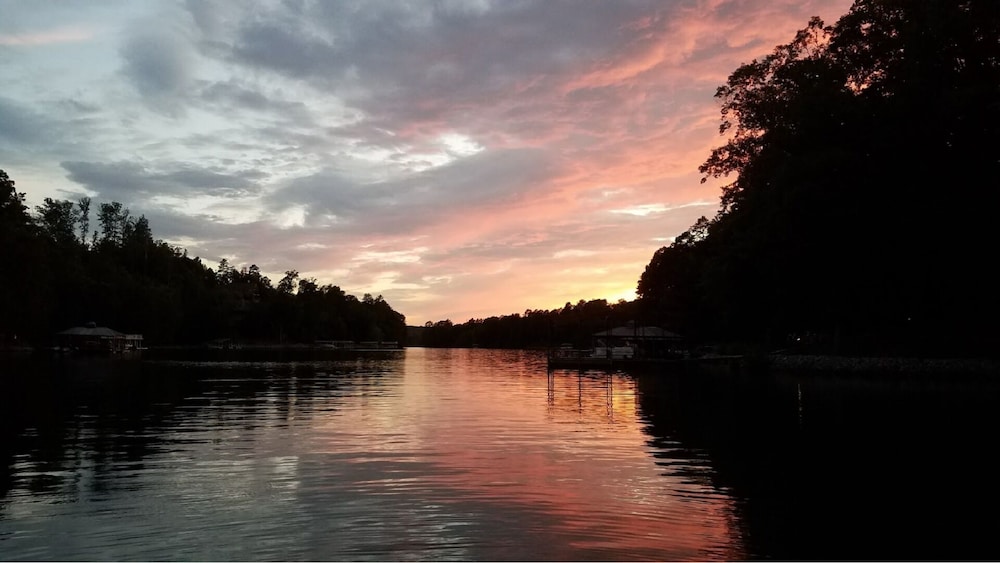 Zen Lake Front Cabin Retreat on Lake Keowee Canoe/Paddleboard/Kayak/Boating!