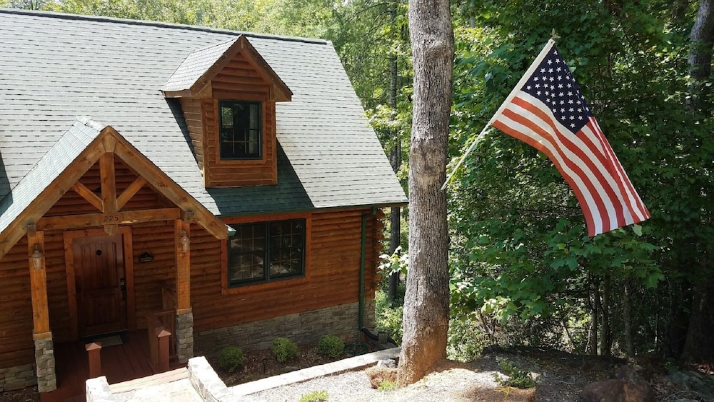 Zen Lake Front Cabin Retreat on Lake Keowee Canoe/Paddleboard/Kayak/Boating!