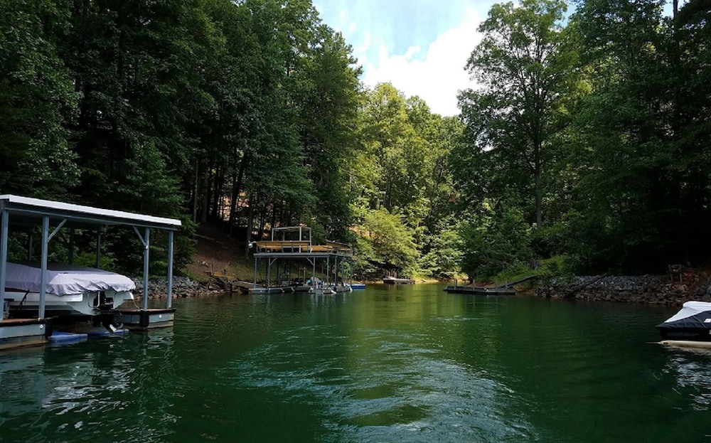 Zen Lake Front Cabin Retreat on Lake Keowee Canoe/Paddleboard/Kayak/Boating!