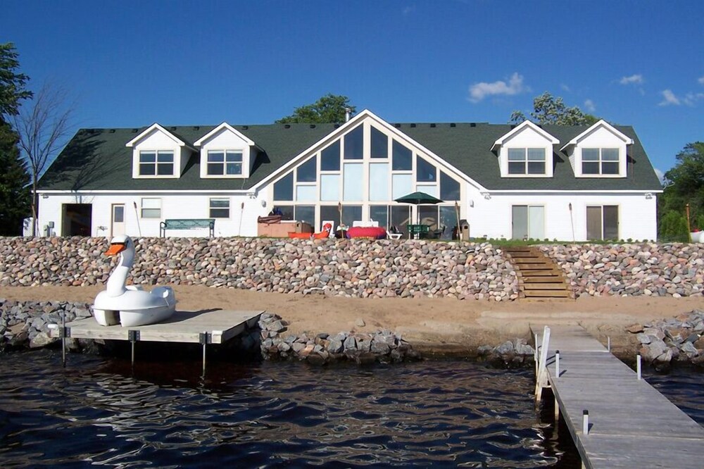 Home On Lake Petenwell30 Minutes From The Wi Dells! 8 min. from Sand