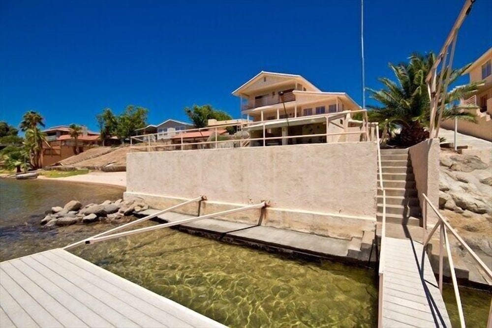 Riverfront With Private Dock And Backyard. Police, Fire and Usaa Discounts in Bullhead City, United States