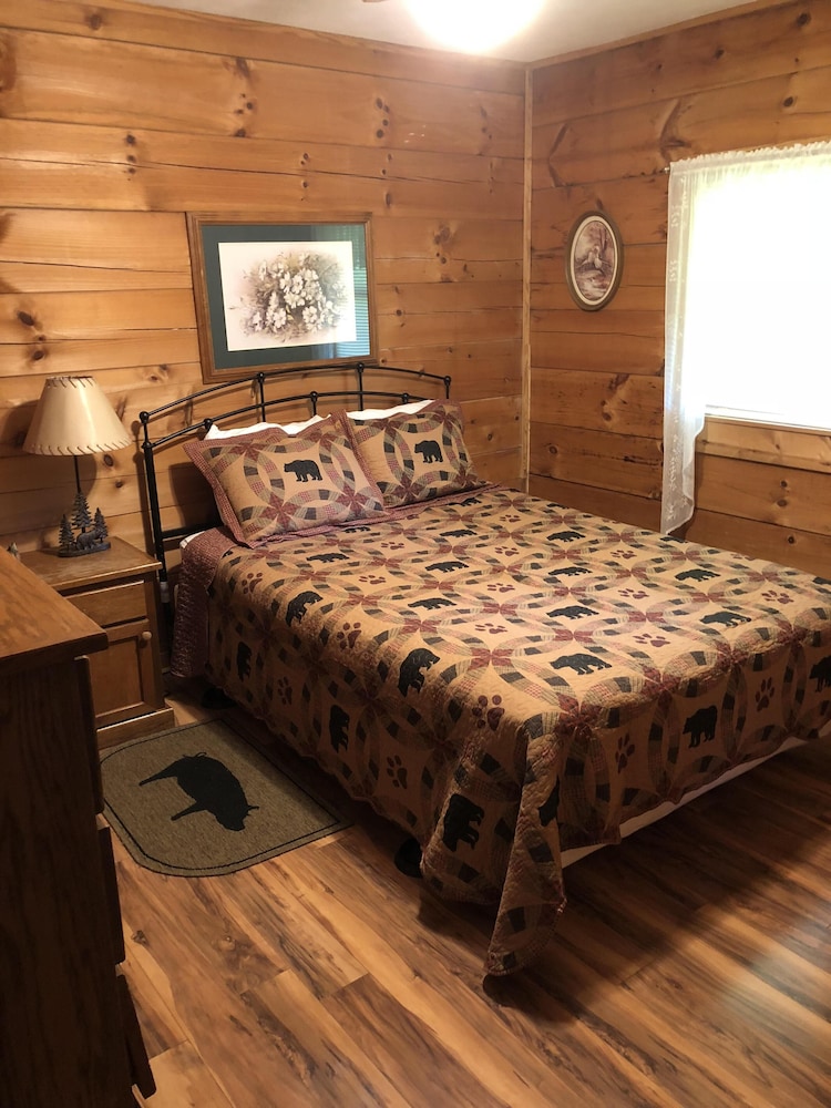 Riverfront Log Cabin 1 1/2 Mile From The Entrance Of The GSM National