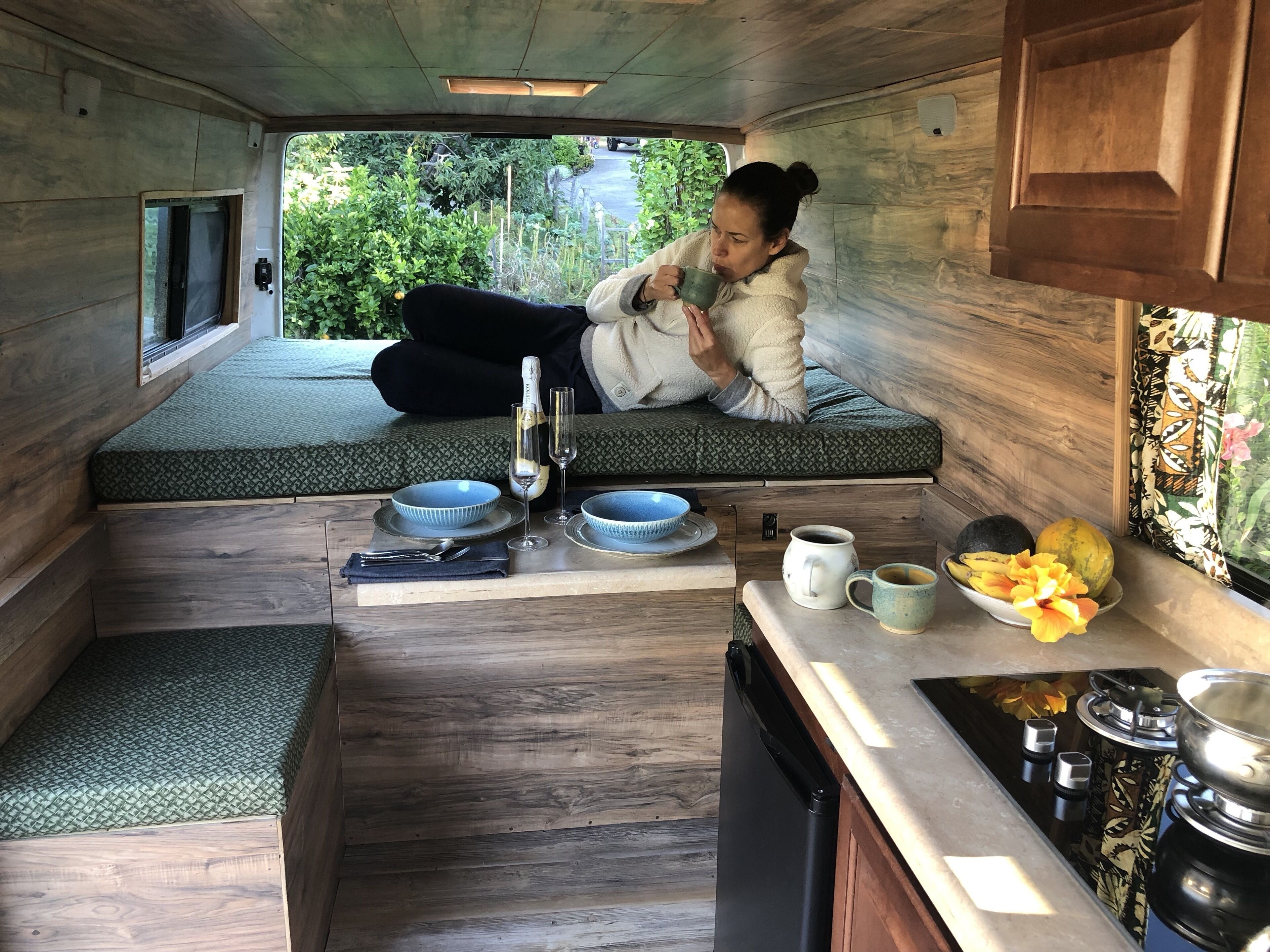 Double U Coffee Stand Surely Stands Out Among The Masses Retaildesign Coffee Design Kioski Coffee Shop Design Coffee Stands Und Coffee