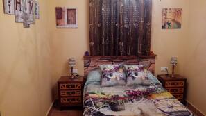 Tabla de planchar con plancha y ropa de cama