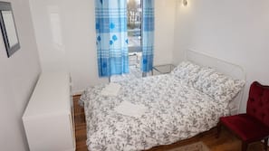 2 bedrooms, iron/ironing board, Internet, linens