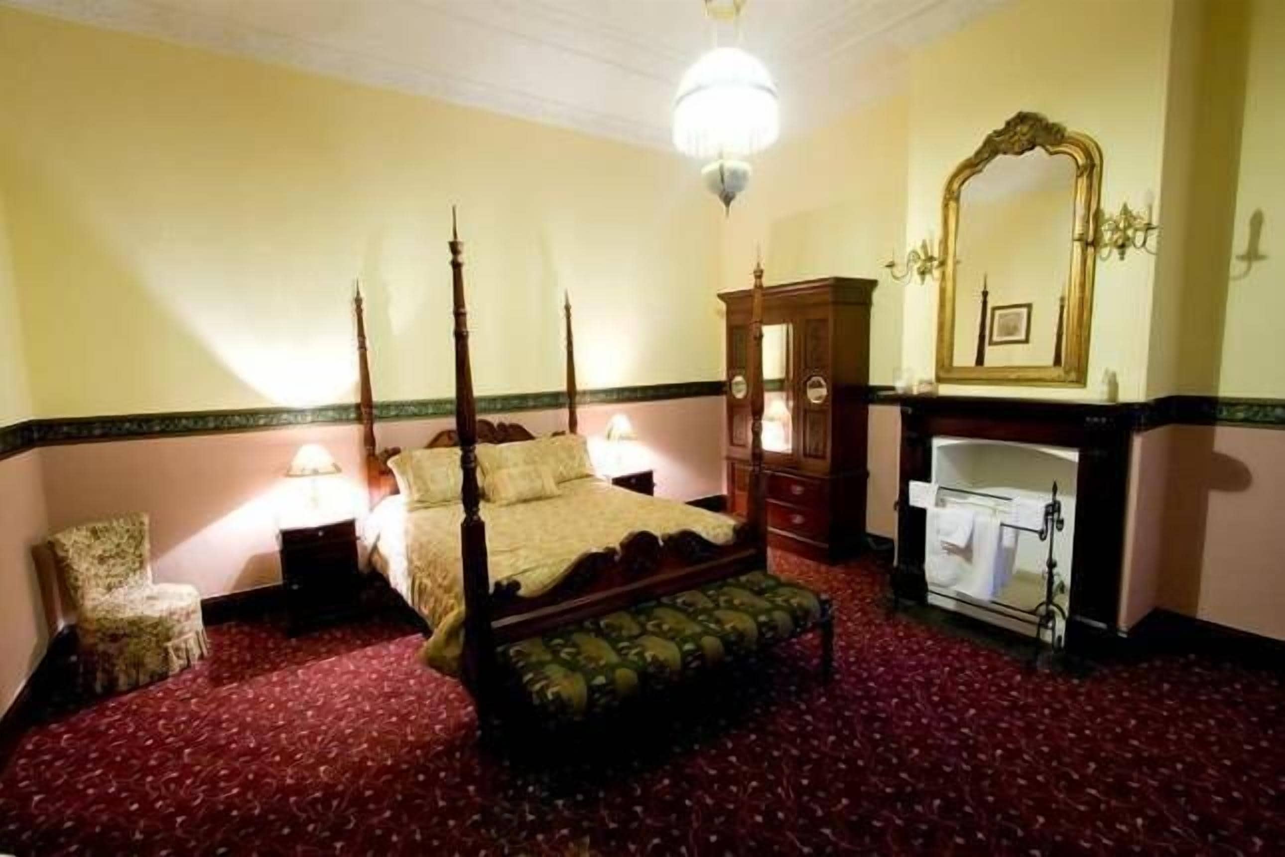 Historic Ranelagh House on acres in town 2 km CBD available for short term stay