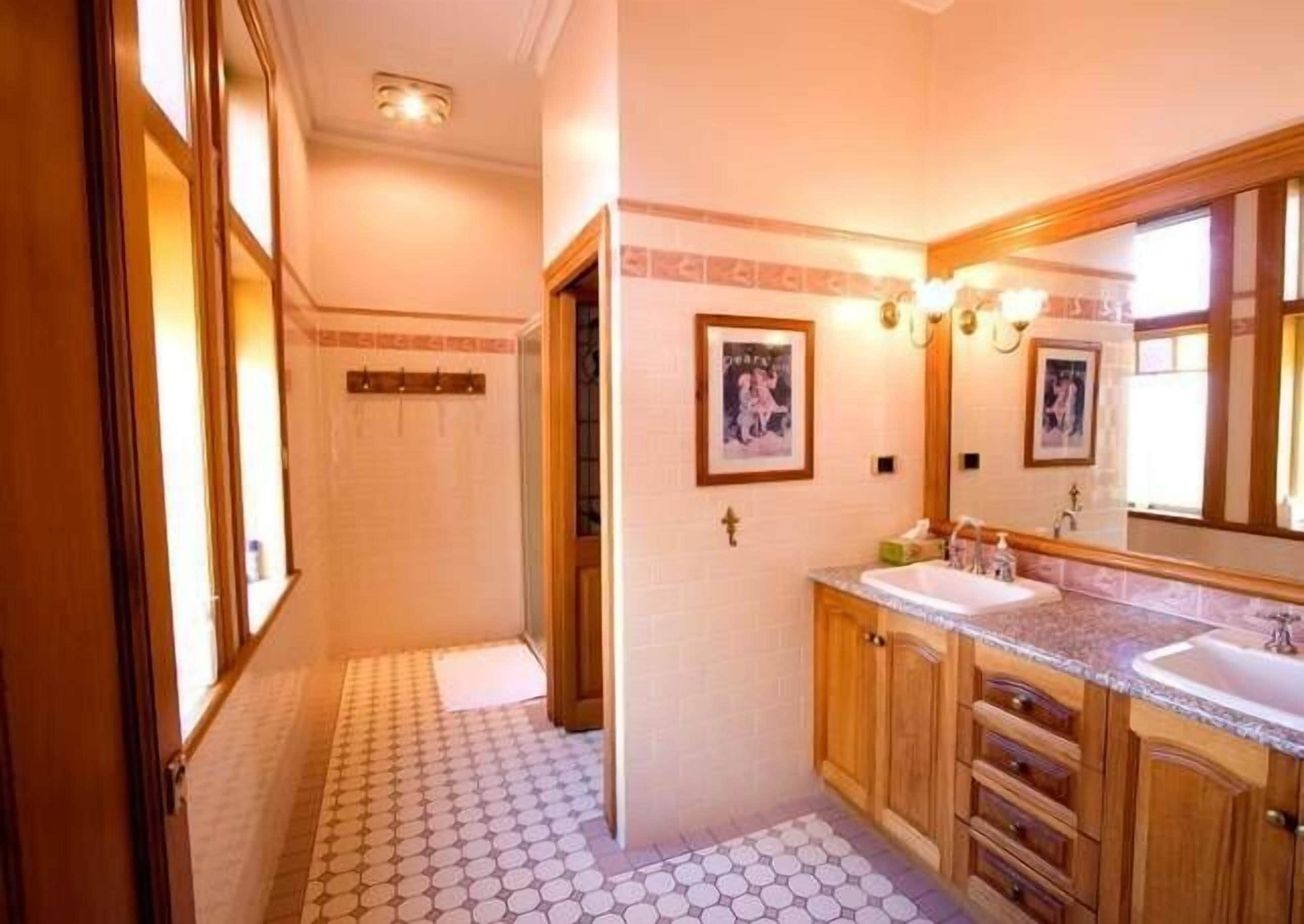 Historic Ranelagh House on acres in town 2 km CBD available for short term stay