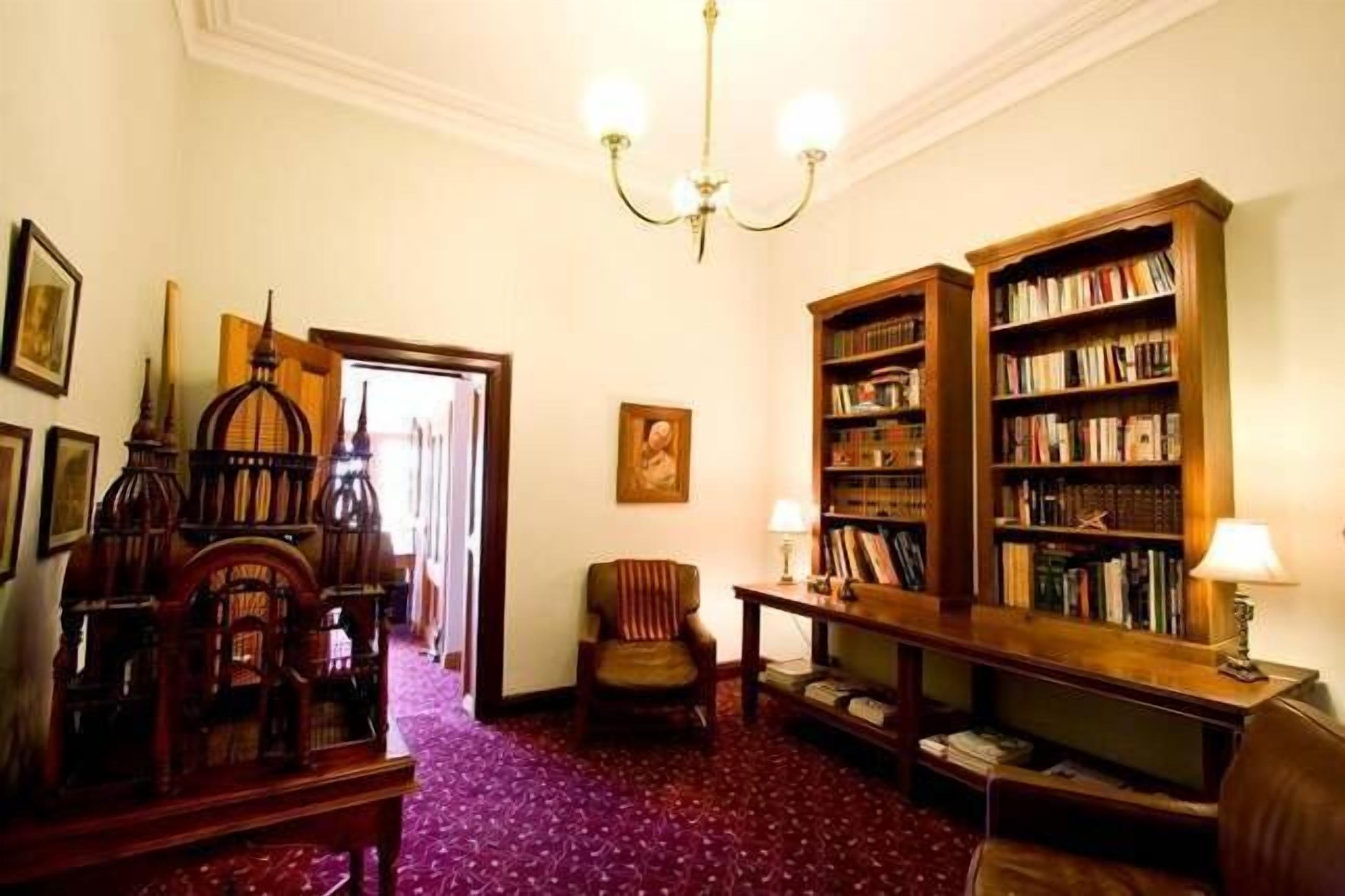 Historic Ranelagh House on acres in town 2 km CBD available for short term stay