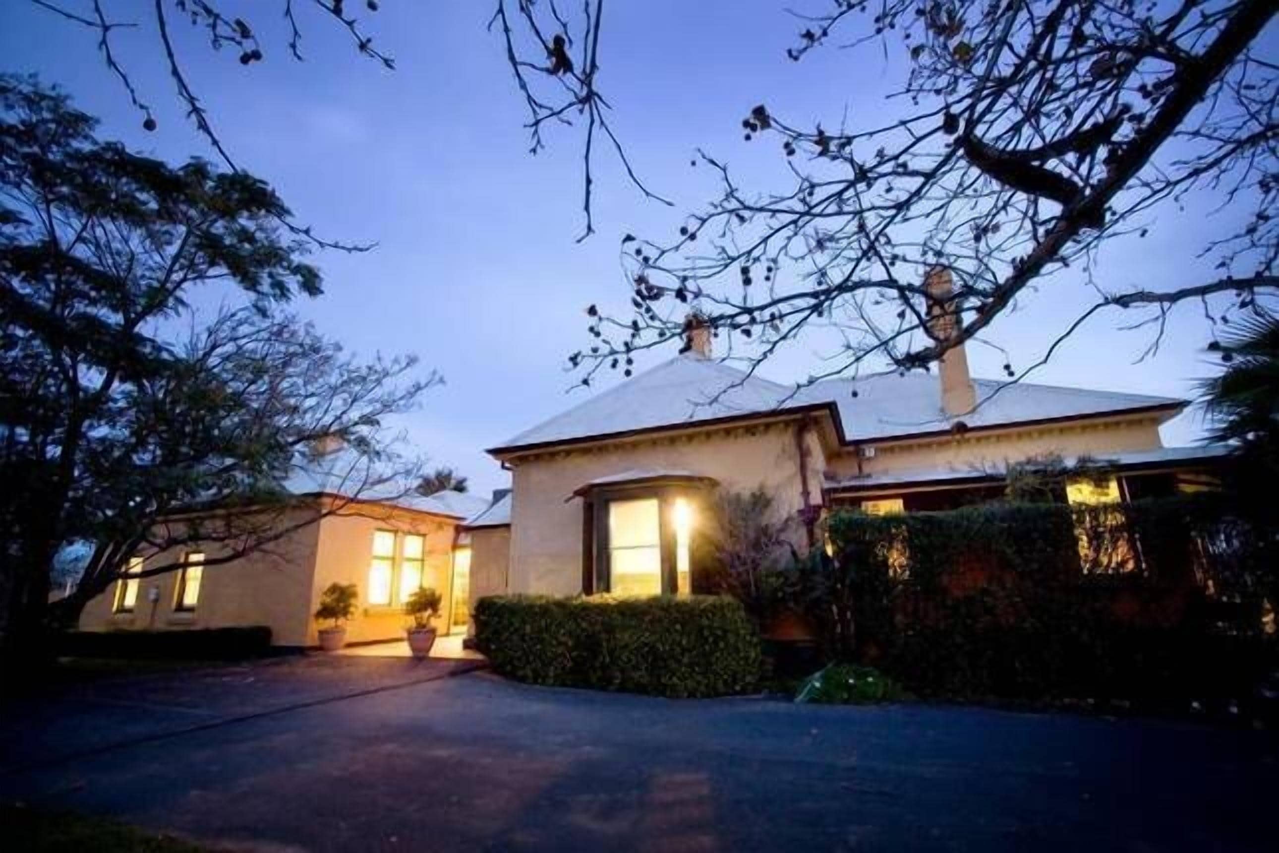 Historic Ranelagh House on acres in town 2 km CBD available for short term stay