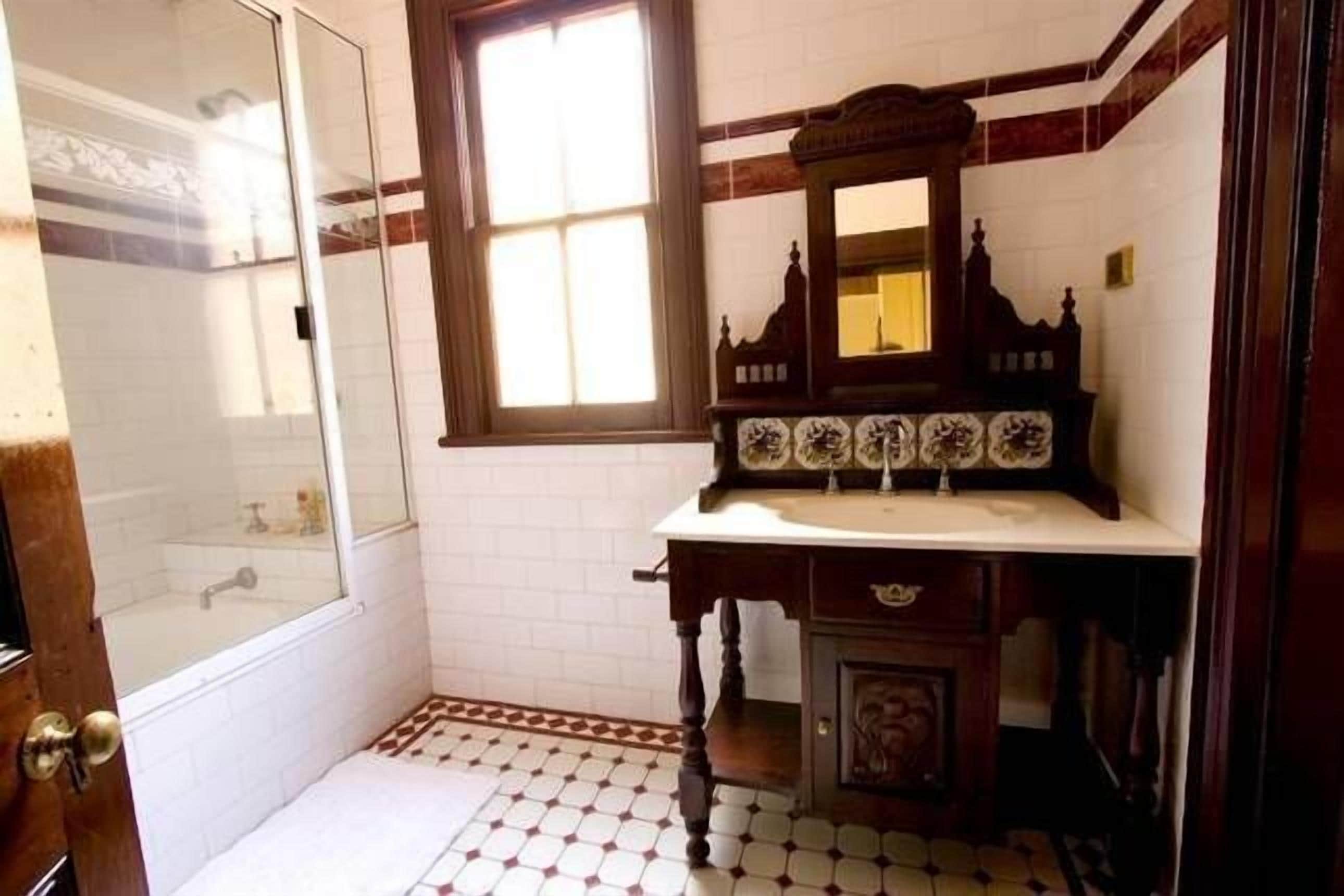 Historic Ranelagh House on acres in town 2 km CBD available for short term stay