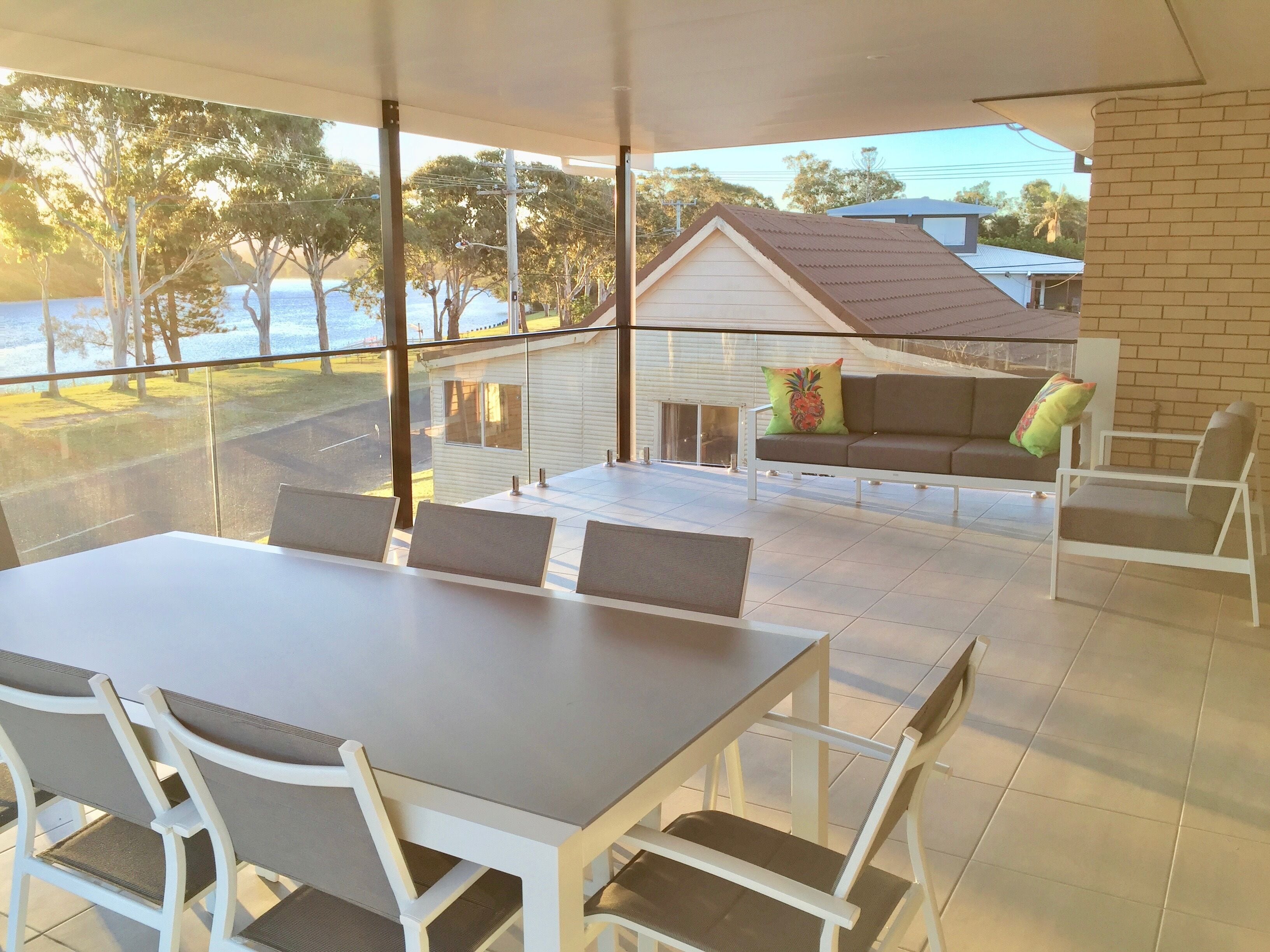 Riverfront views, relaxation with peace and quiet