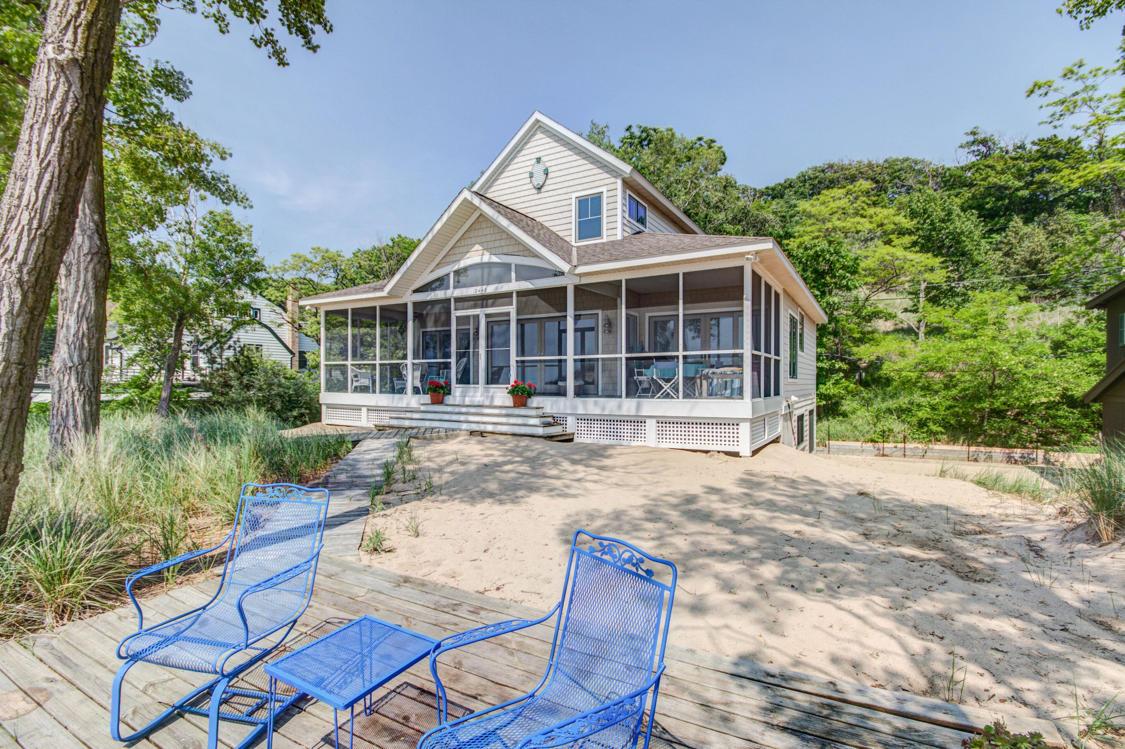 3 Doors North of Holland State Park. Great Beach. Sleeps 12+ Fun For Families in Holland, United States