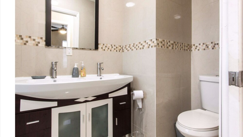 FORT LAUDERDALE  OASIS HOME .SLEEPS 14     .5 bedrooms /3  baths PRIVATE HOME.