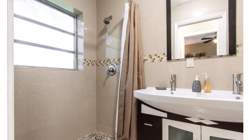 FORT LAUDERDALE  OASIS HOME .SLEEPS 14     .5 bedrooms /3  baths PRIVATE HOME.