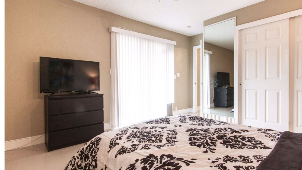 FORT LAUDERDALE  OASIS HOME .SLEEPS 14     .5 bedrooms /3  baths PRIVATE HOME.