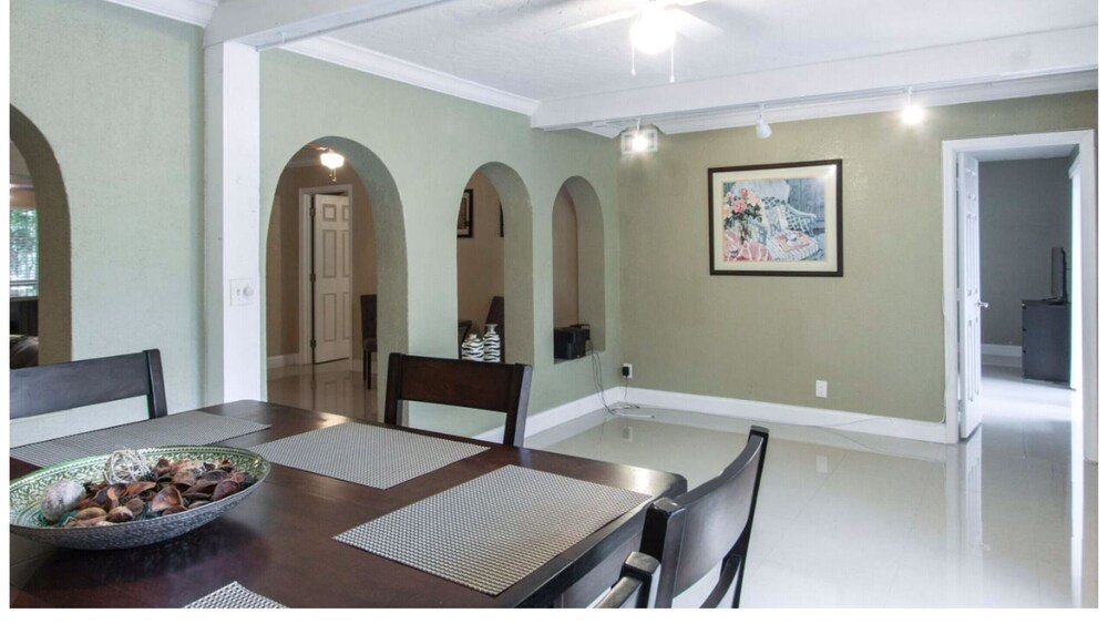 FORT LAUDERDALE  OASIS HOME .SLEEPS 14     .5 bedrooms /3  baths PRIVATE HOME.