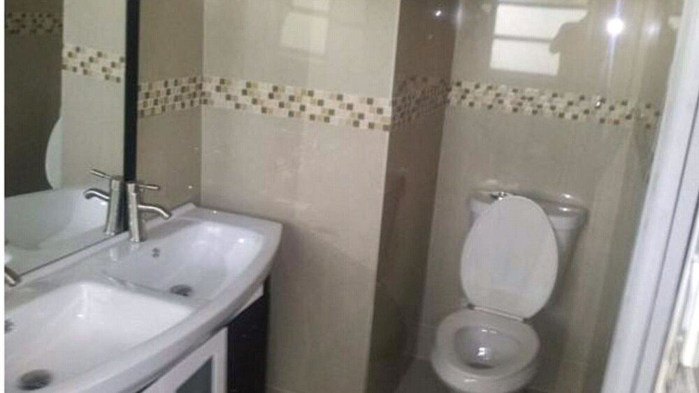 FORT LAUDERDALE  OASIS HOME .SLEEPS 14     .5 bedrooms /3  baths PRIVATE HOME.