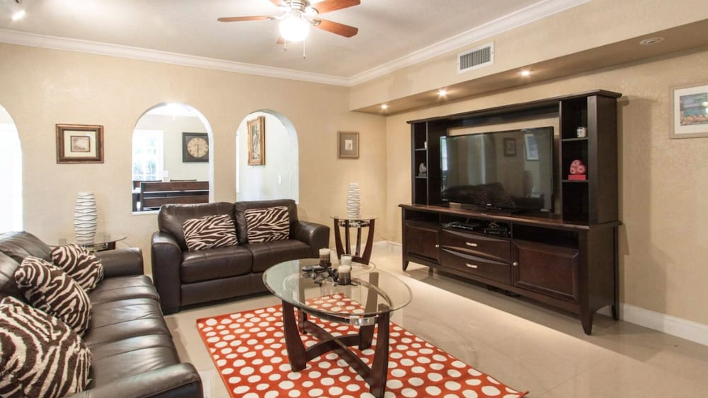 FORT LAUDERDALE  OASIS HOME .SLEEPS 14     .5 bedrooms /3  baths PRIVATE HOME.