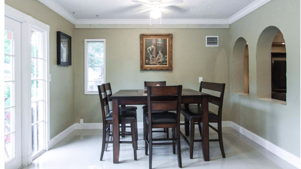 FORT LAUDERDALE  OASIS HOME .SLEEPS 14     .5 bedrooms /3  baths PRIVATE HOME.