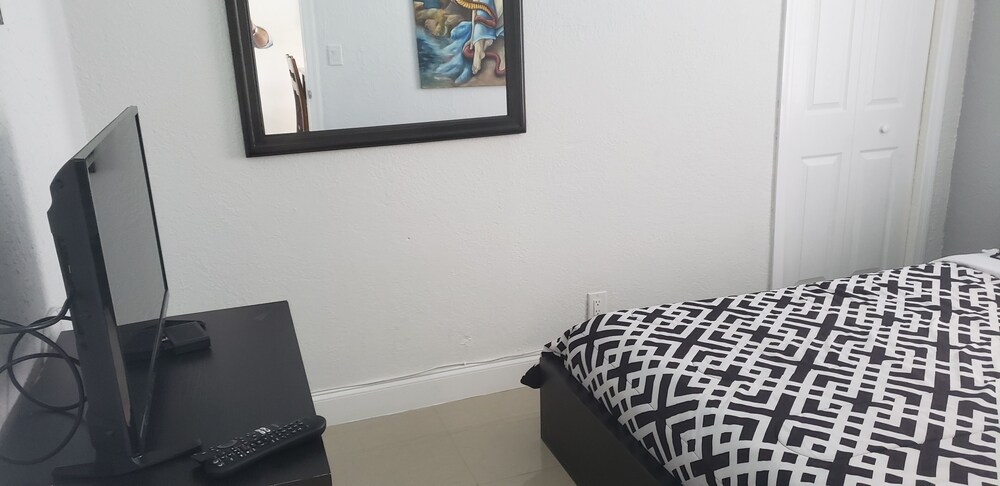 FORT LAUDERDALE  OASIS HOME .SLEEPS 14     .5 bedrooms /3  baths PRIVATE HOME.