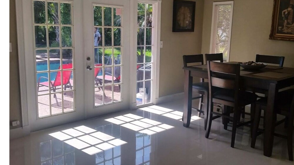 FORT LAUDERDALE  OASIS HOME .SLEEPS 14     .5 bedrooms /3  baths PRIVATE HOME.