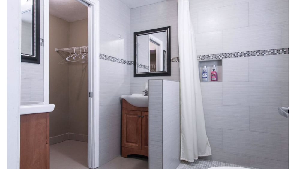 FORT LAUDERDALE  OASIS HOME .SLEEPS 14     .5 bedrooms /3  baths PRIVATE HOME.