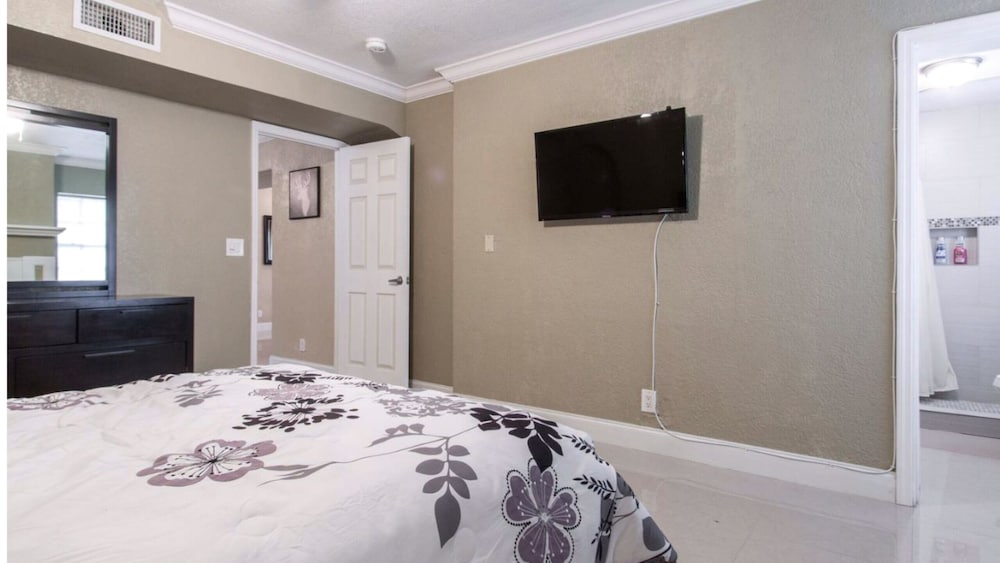 FORT LAUDERDALE  OASIS HOME .SLEEPS 14     .5 bedrooms /3  baths PRIVATE HOME.