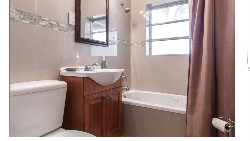 FORT LAUDERDALE  OASIS HOME .SLEEPS 14     .5 bedrooms /3  baths PRIVATE HOME.