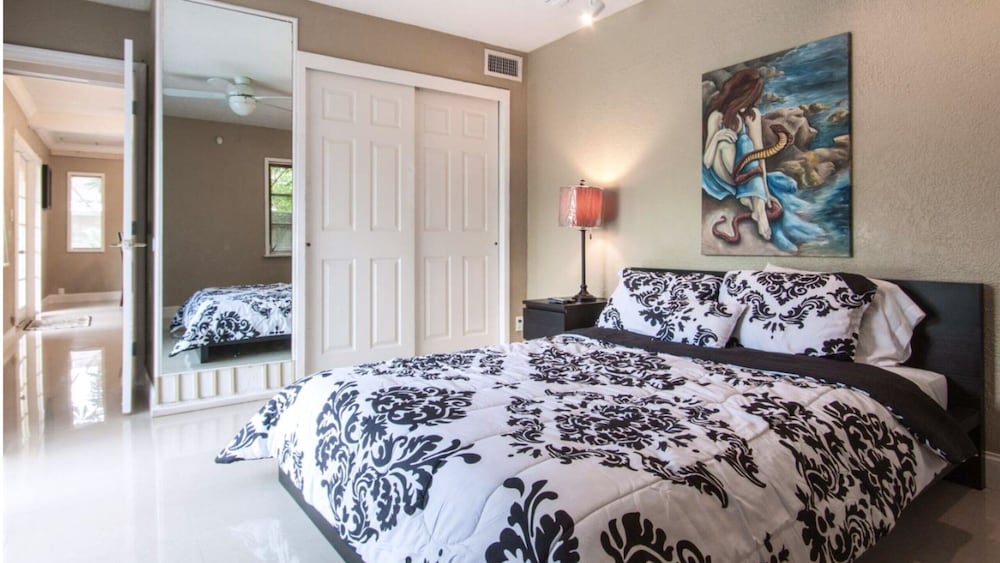 FORT LAUDERDALE  OASIS HOME .SLEEPS 14     .5 bedrooms /3  baths PRIVATE HOME.