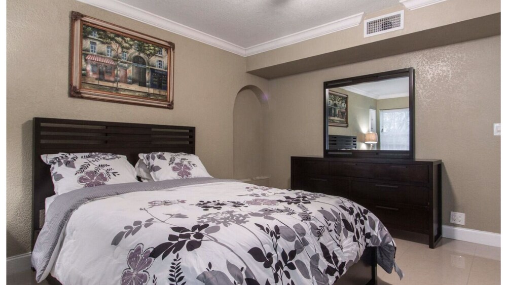 FORT LAUDERDALE  OASIS HOME .SLEEPS 14     .5 bedrooms /3  baths PRIVATE HOME.