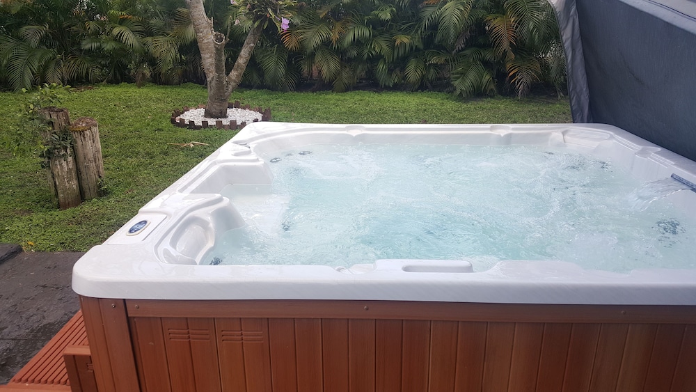 FORT LAUDERDALE  OASIS HOME .SLEEPS 14     .5 bedrooms /3  baths PRIVATE HOME.