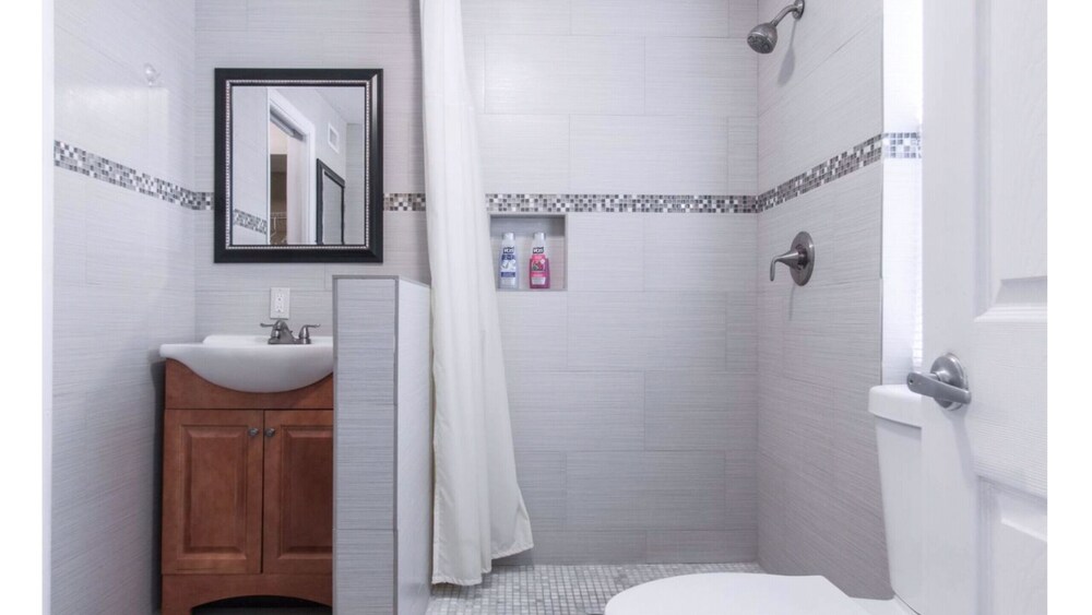 FORT LAUDERDALE  OASIS HOME .SLEEPS 14     .5 bedrooms /3  baths PRIVATE HOME.