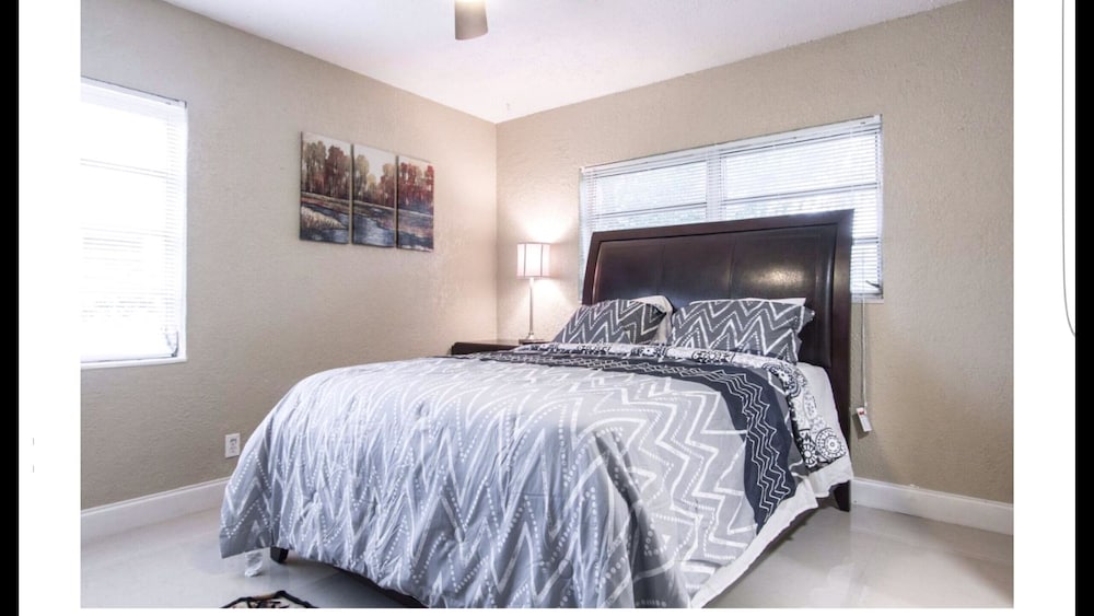 FORT LAUDERDALE  OASIS HOME .SLEEPS 14     .5 bedrooms /3  baths PRIVATE HOME.