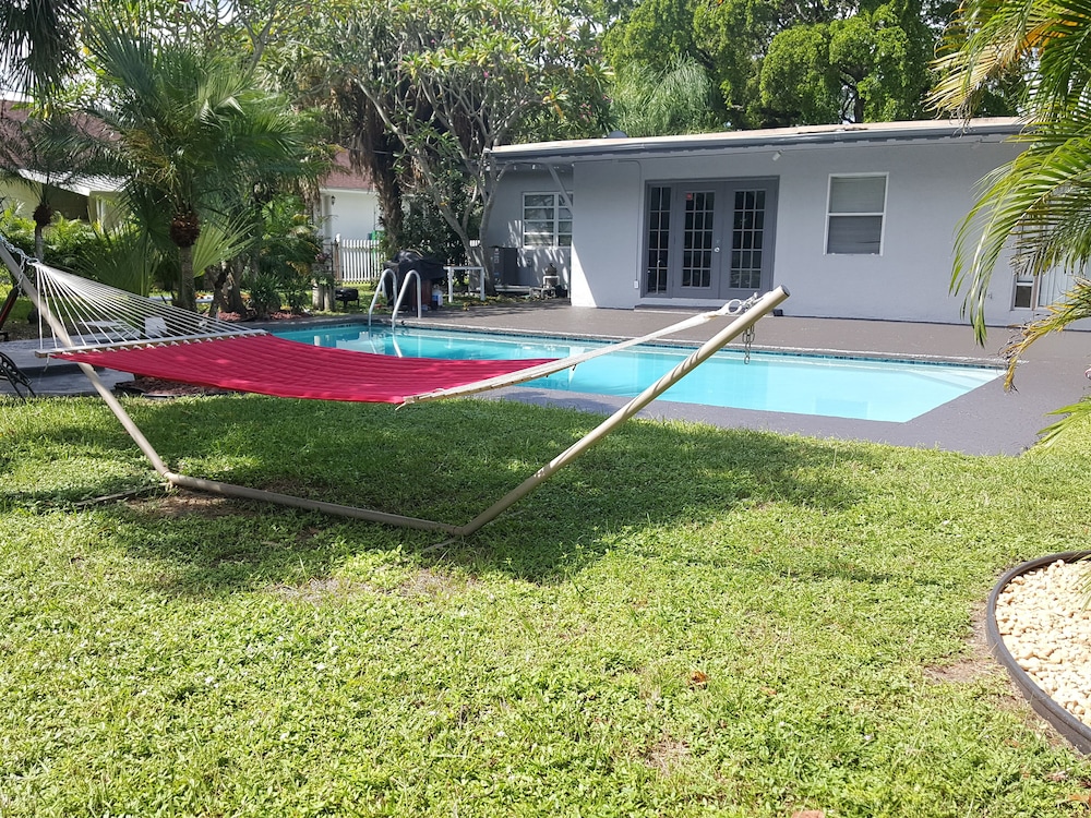 FORT LAUDERDALE  OASIS HOME .SLEEPS 14     .5 bedrooms /3  baths PRIVATE HOME.