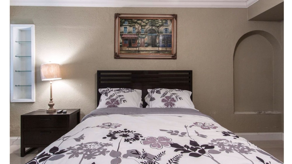 FORT LAUDERDALE  OASIS HOME .SLEEPS 14     .5 bedrooms /3  baths PRIVATE HOME.