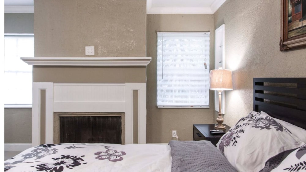 FORT LAUDERDALE  OASIS HOME .SLEEPS 14     .5 bedrooms /3  baths PRIVATE HOME.