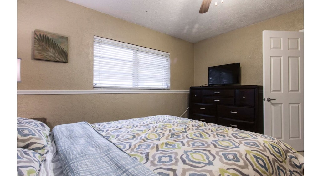 FORT LAUDERDALE  OASIS HOME .SLEEPS 14     .5 bedrooms /3  baths PRIVATE HOME.