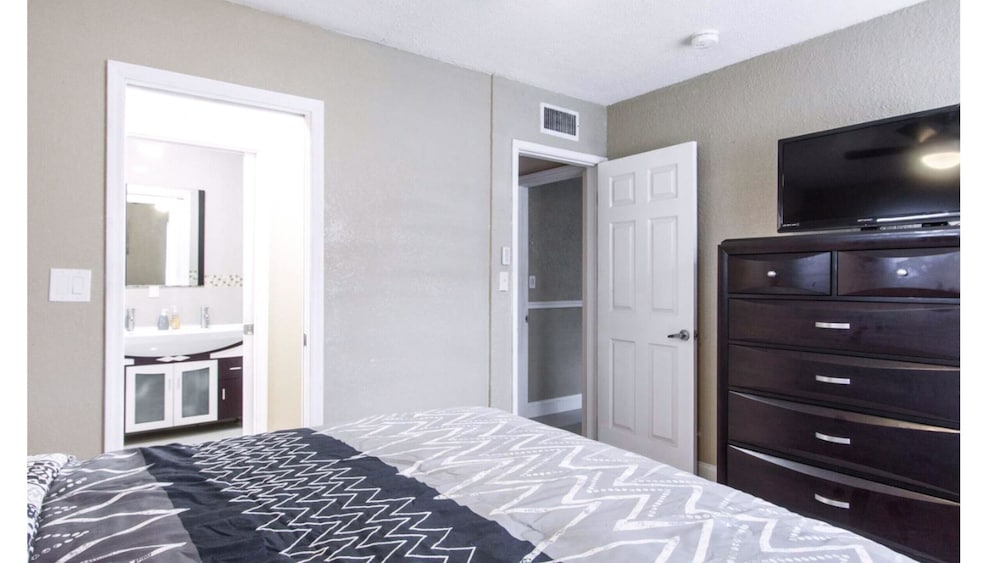 FORT LAUDERDALE  OASIS HOME .SLEEPS 14     .5 bedrooms /3  baths PRIVATE HOME.