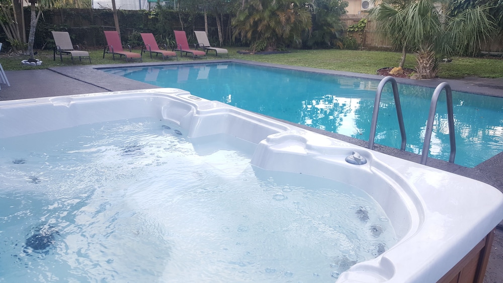 FORT LAUDERDALE  OASIS HOME .SLEEPS 14     .5 bedrooms /3  baths PRIVATE HOME.