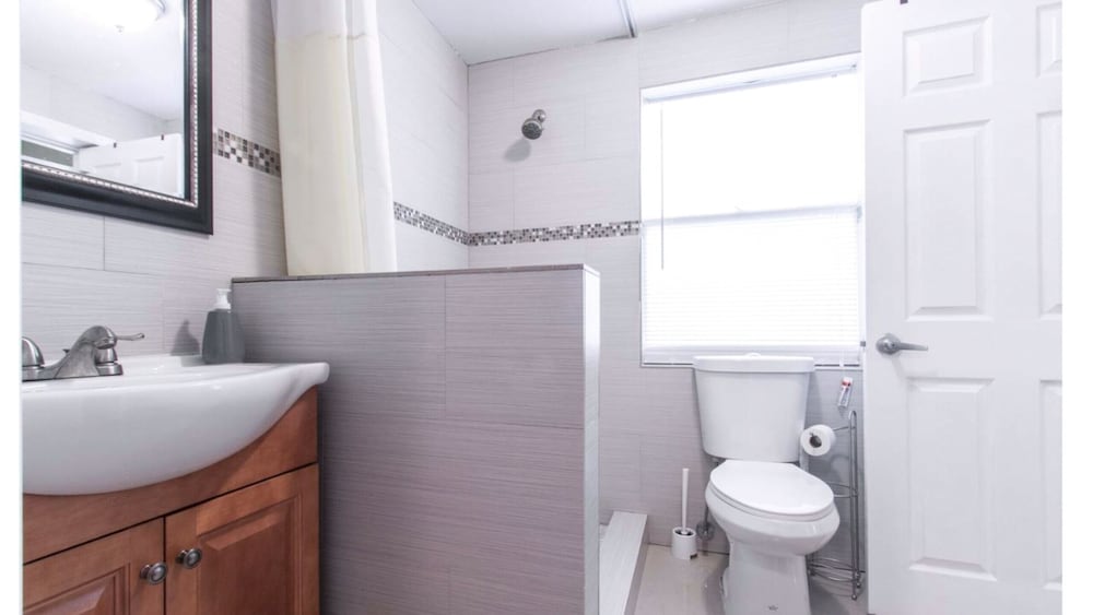 FORT LAUDERDALE  OASIS HOME .SLEEPS 14     .5 bedrooms /3  baths PRIVATE HOME.