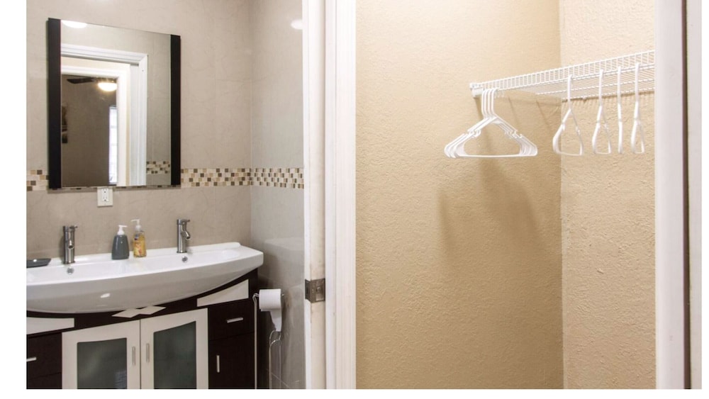 FORT LAUDERDALE  OASIS HOME .SLEEPS 14     .5 bedrooms /3  baths PRIVATE HOME.