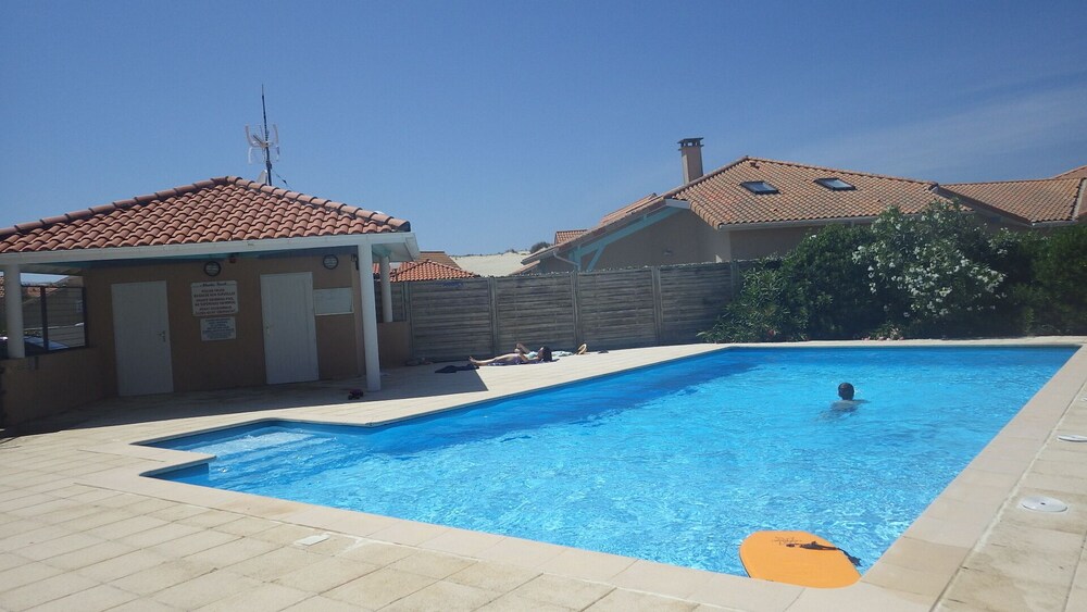 Warm House On The Ocean And The Dunes In Biscarrosse Plage